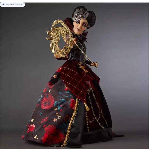 Lady Tremaine Doll & Pin Set Series 2/6 - Picture 3 of 10